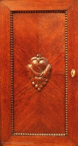 fotografia zdjęcie foto meble antyki secesja drzwi okucie rozeta rzeźbienia motyw