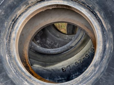 2374Stare opony <br><i> Old tires </i>